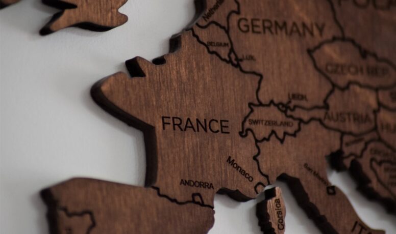 een houten kaart met een deel van Europa