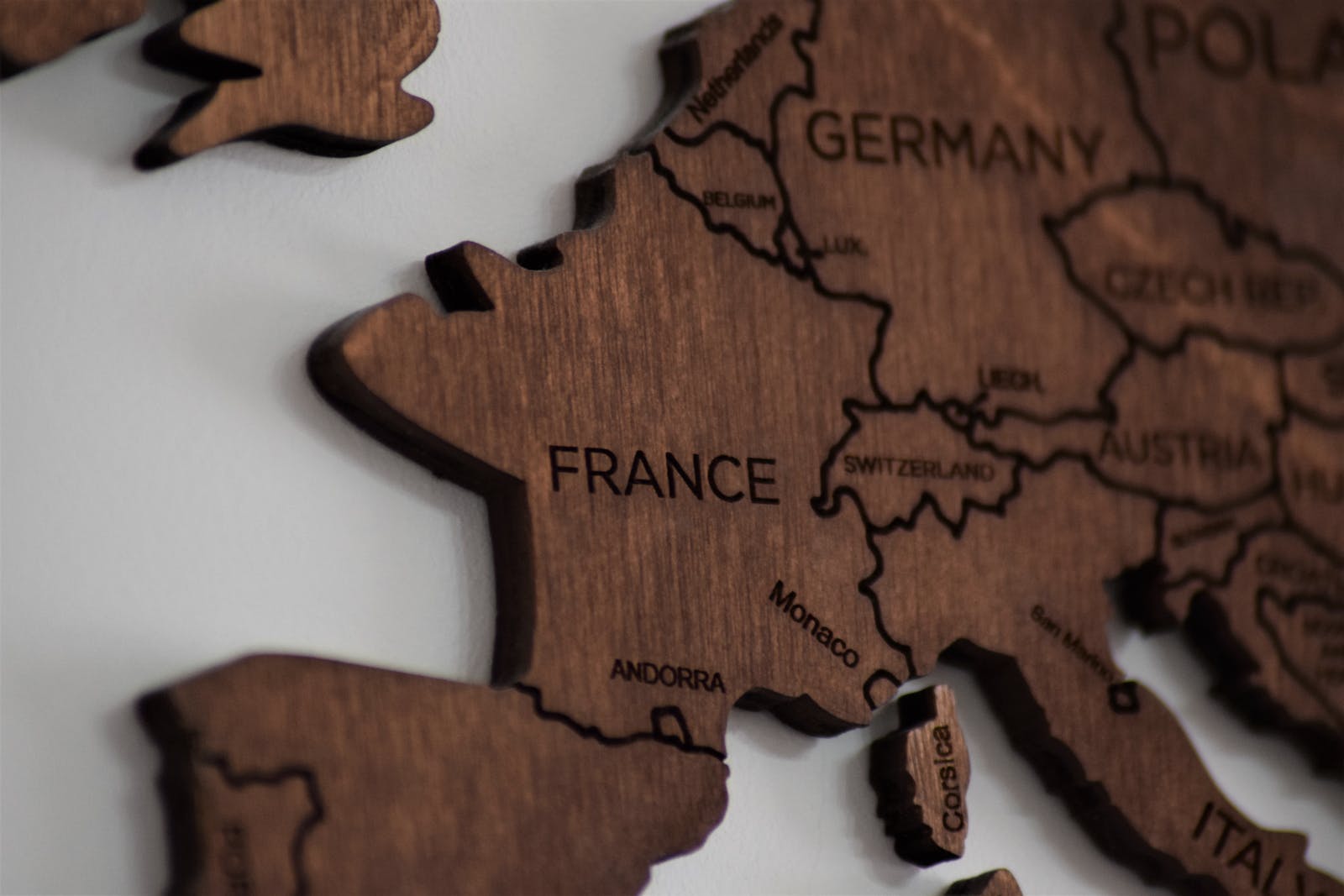 een houten kaart met een deel van Europa