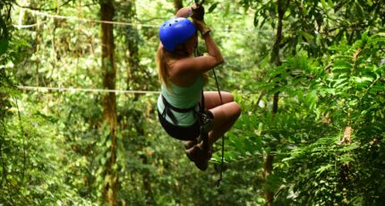 Vrouw aan het ziplinen in de jungle