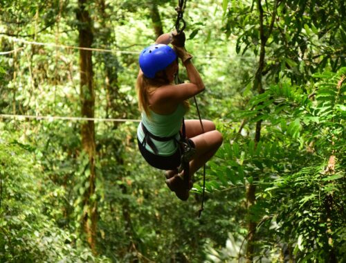 Vrouw aan het ziplinen in de jungle