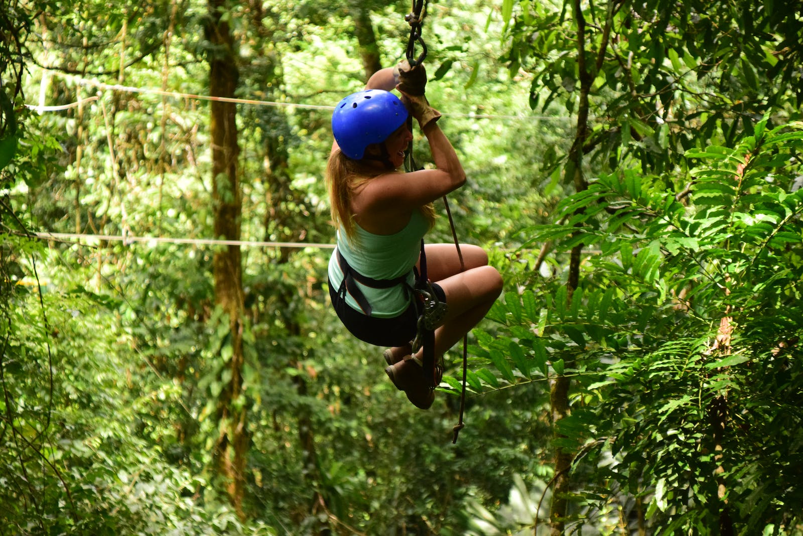 Vrouw aan het ziplinen in de jungle