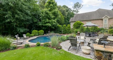 Achtertuin met een zwembad