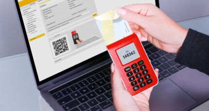 een man die een internetbankieren apparaatje vasthoudt