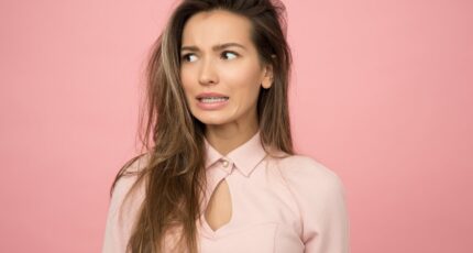 vrouw die angstig kijkt, wel of niet waxen?