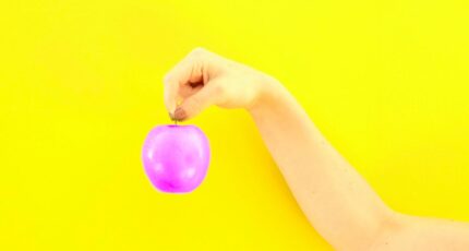 persoon die een roze appel vasthoudt