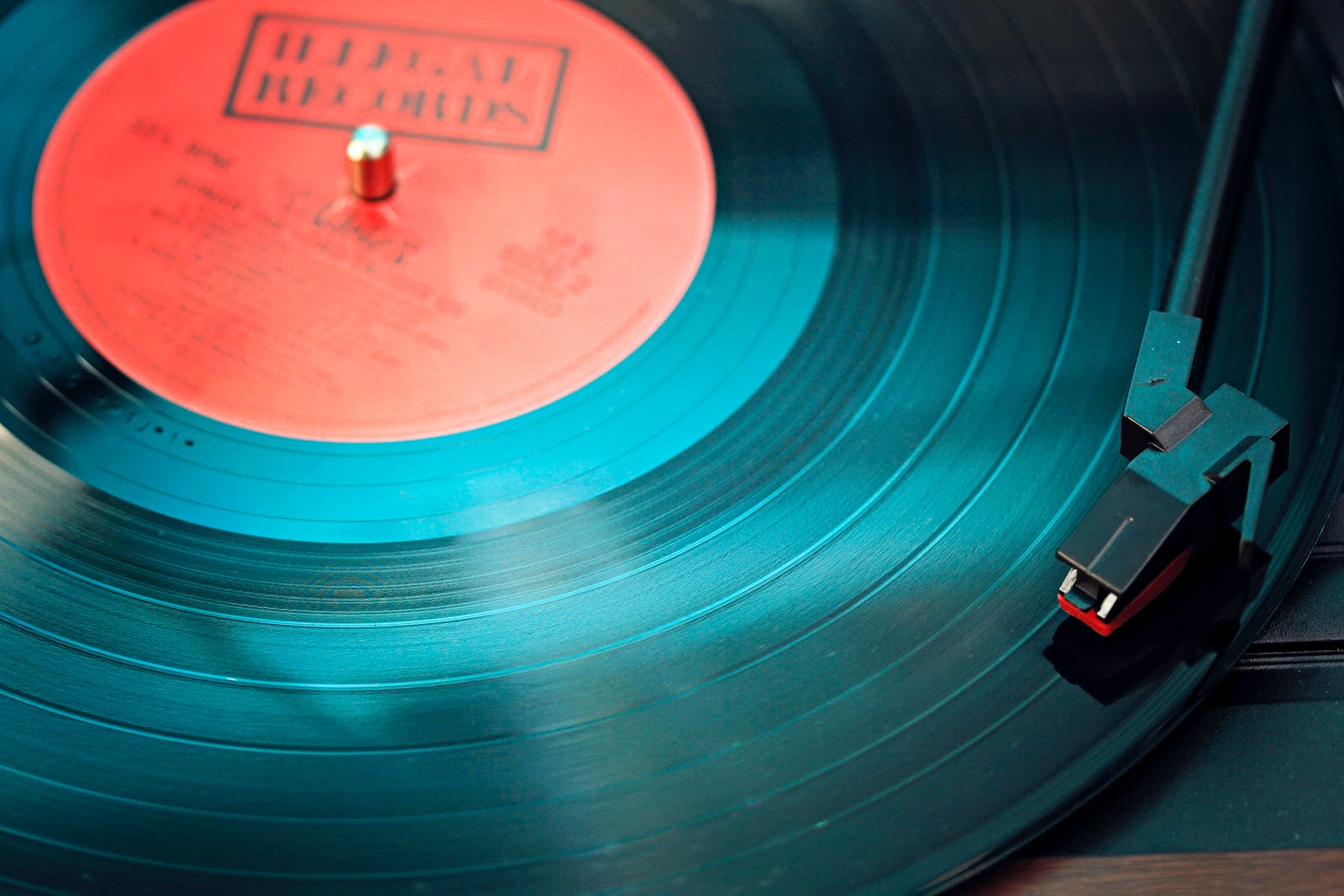 Blauwe vinyl plaat op een platenspeler