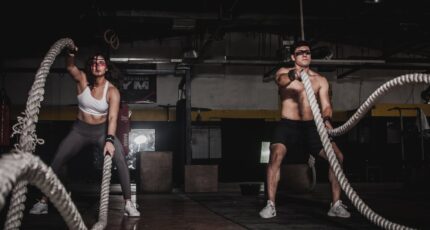 vrouw en man doen een oefening tijdens crossfit