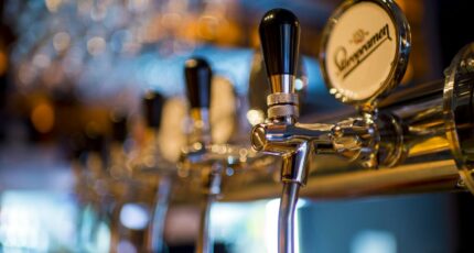 Een rijtje biertaps