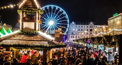 schilderij van een kerstmarkt