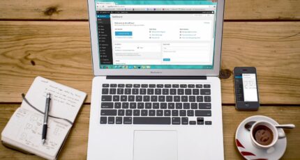 een laptop met een wordpress scherm