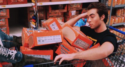 Man zit verslagen in een boodschappenmandje