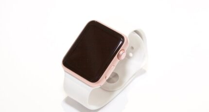Rose gold apple watch op witte achtergrond