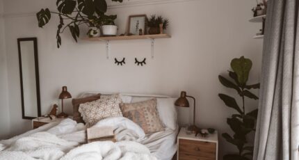 Een foto van een omgewoeld bed