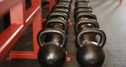 meerdere kettlebells op een rij