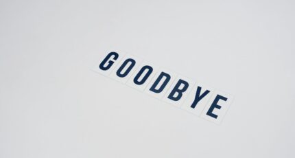 een wit bord waarop het woord goodbye staat