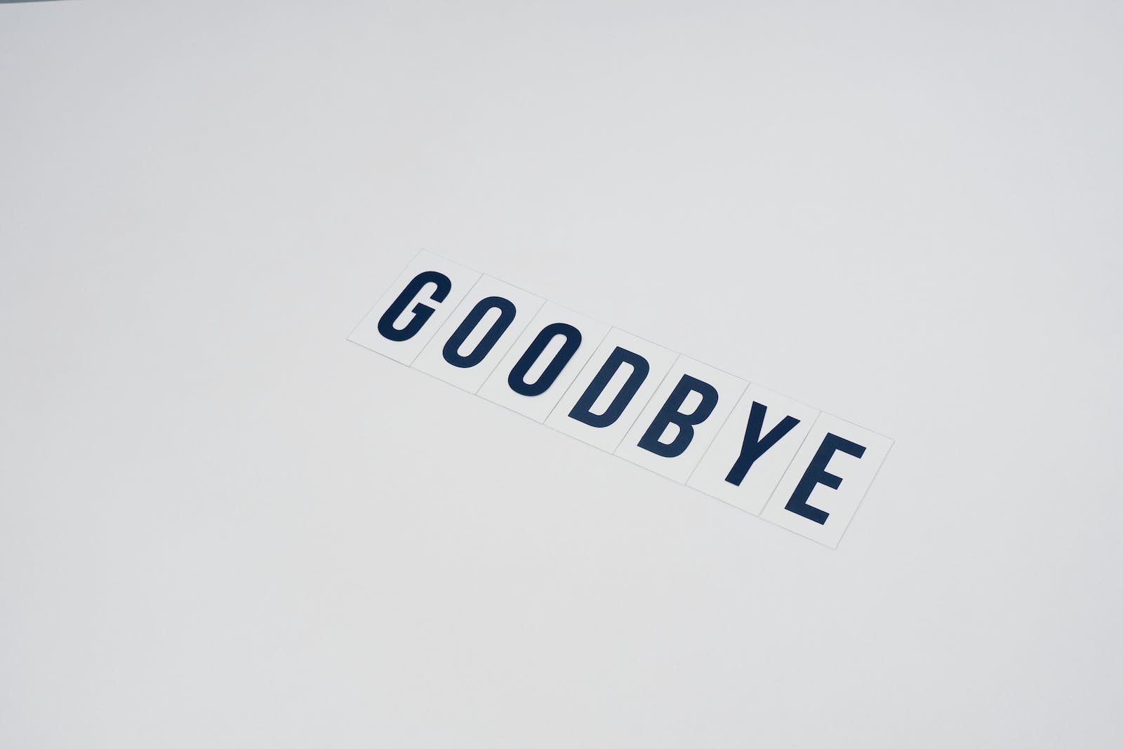 een wit bord waarop het woord goodbye staat