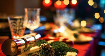 een versierde kersttafel