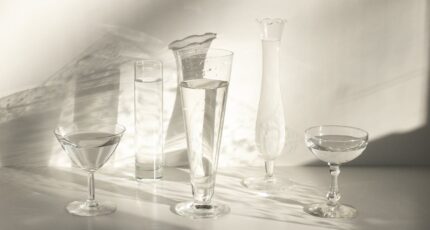 Een set glazen waar water in zit in plaats van alcoholische dranken