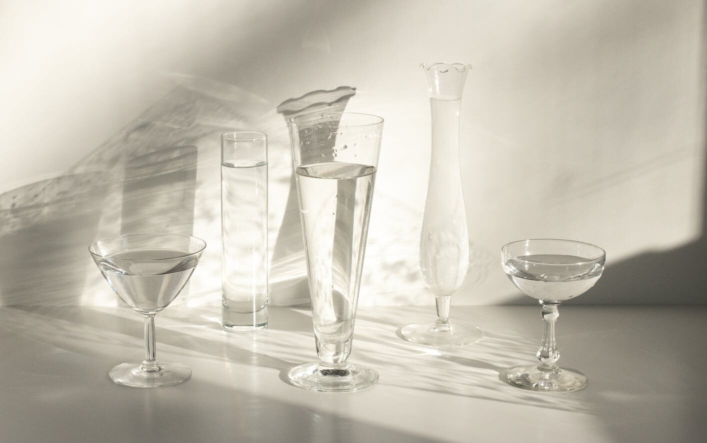 Een set glazen waar water in zit in plaats van alcoholische dranken