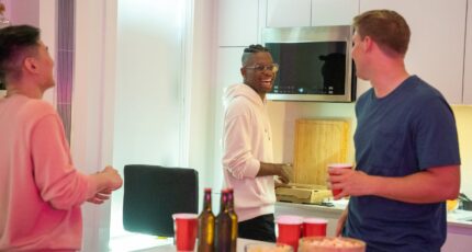 mannen staan voor de magnetron