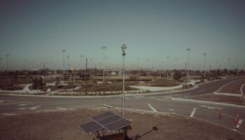 Draagbaar powerstation met zonnepaneel