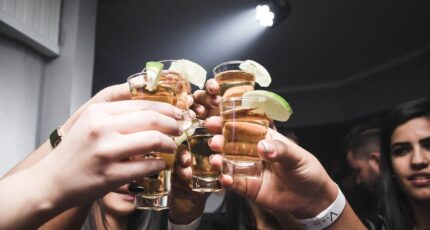 Foto van mensen die cheers doen