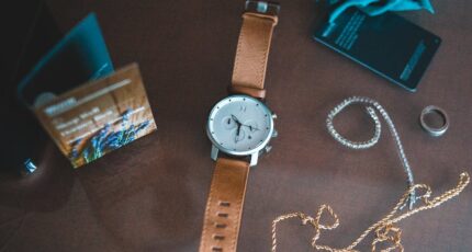 Zilveren analoge ronde horloge met bruine leren band