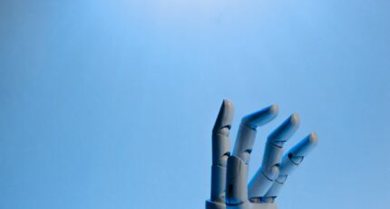 Robot hand met omhoog wijzende vinger