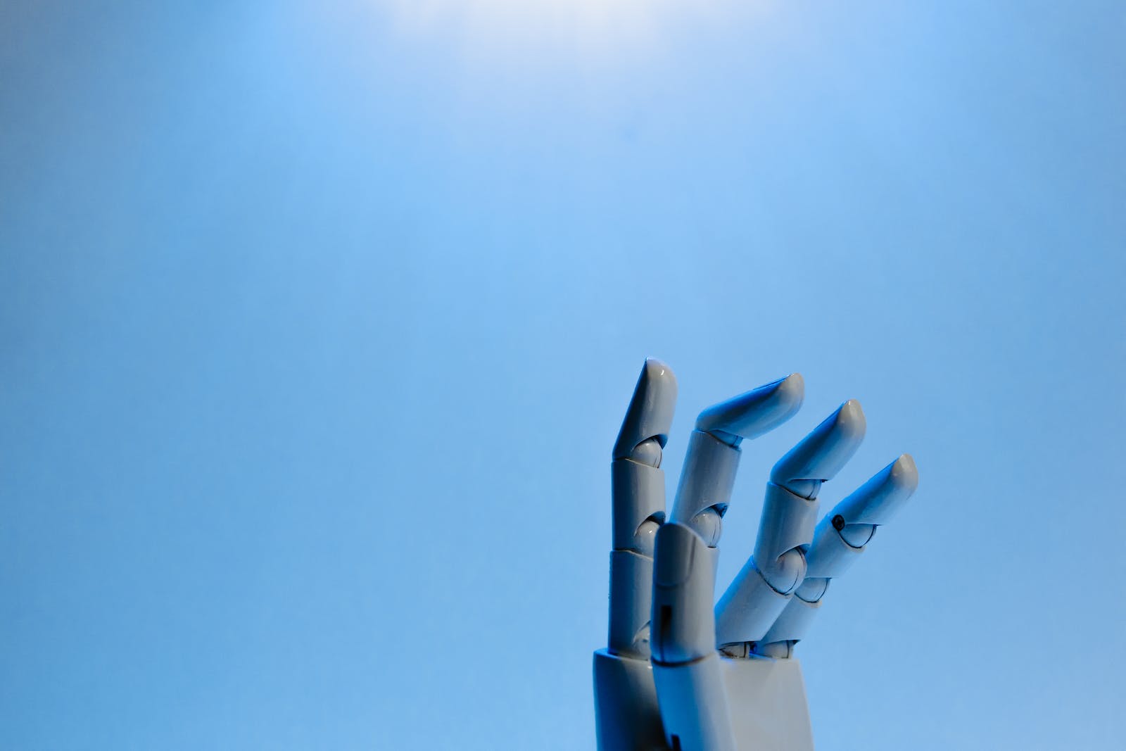Robot hand met omhoog wijzende vinger