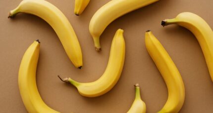 Gele bananen op bruin oppervlak