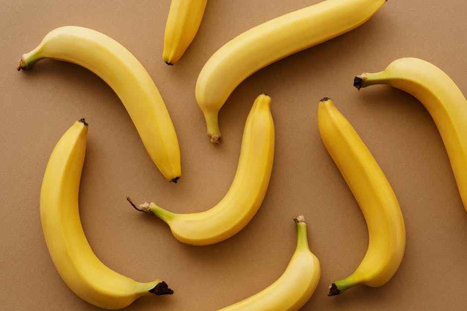 Gele bananen op bruin oppervlak