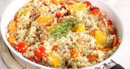 Een pan met een quinoagerecht met groenten