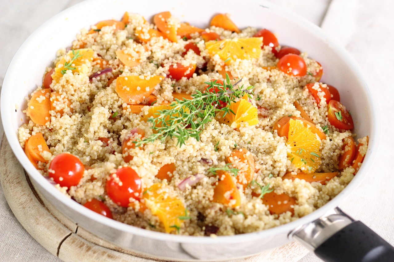 Een pan met een quinoagerecht met groenten