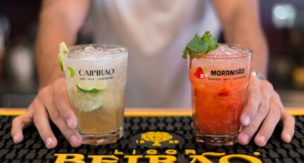 Barman serveert twee cocktails met verschillende smaken