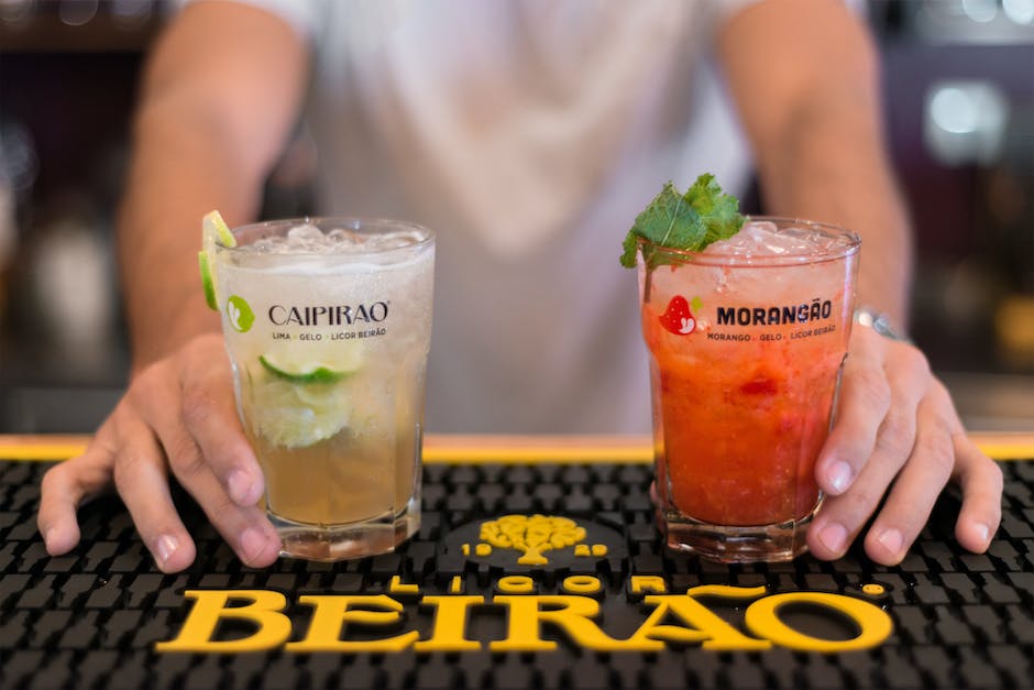 Barman serveert twee cocktails met verschillende smaken
