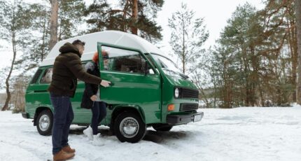 Man in groene jas naast groene auto