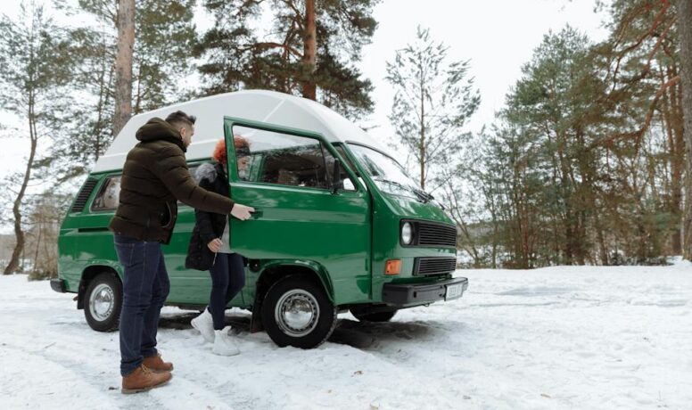 Man in groene jas naast groene auto