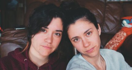 Tweelingen zitten naast elkaar