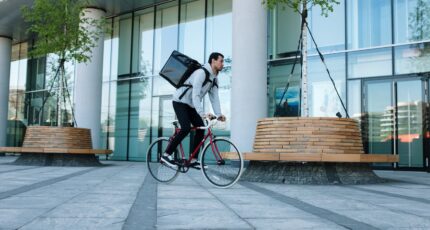 Een vrouwelijke bezorger van eten op de fiets