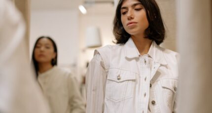 Vrouw in witte knoopvest