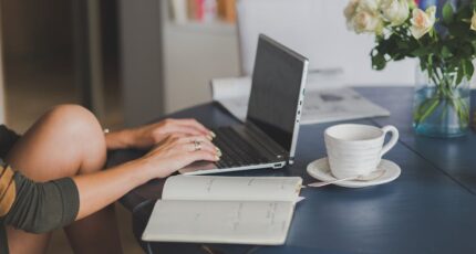 Persoon die een zwarte en zilveren laptop gebruikt
