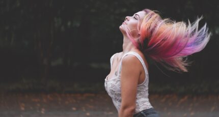 Vrouw met geverfd haar