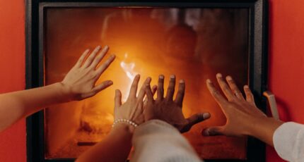 Opwarmen bij het vuur