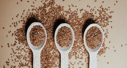 Drie houten lepels met lijnzaad