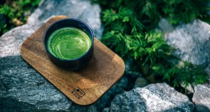 Matcha op een plankje