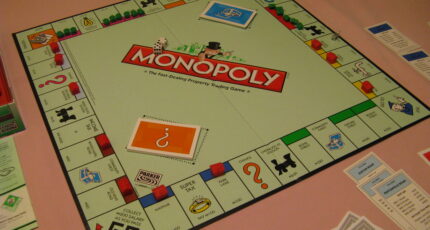 Monopoly spel op tafel