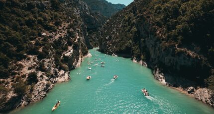 Foto van mensen die in kajaks rijden bij bergen