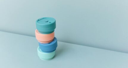 Kleurrijke plastic ronde items op een wit oppervlak