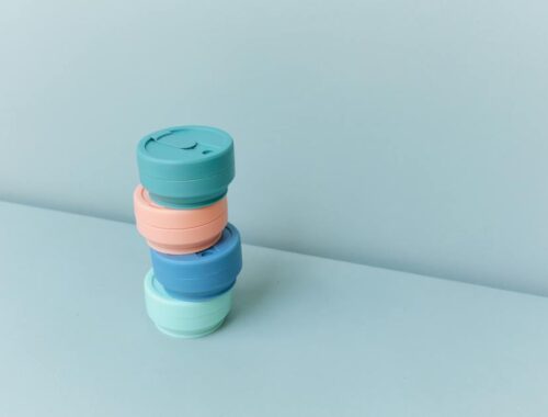 Kleurrijke plastic ronde items op een wit oppervlak
