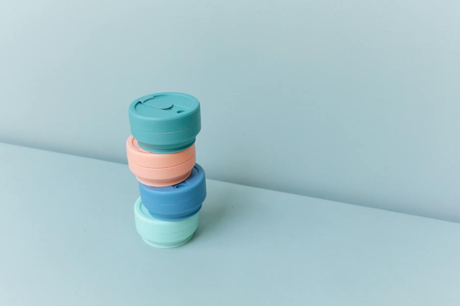 Kleurrijke plastic ronde items op een wit oppervlak